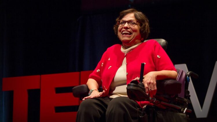 Judith Heumann nos enseña cómo parar un bus con una silla de ruedas y cómo luchar por justicial social